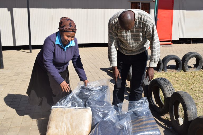 Cyril Ramaphosa Foundation hands over 100 blankets for Mandela Day